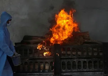 Hindistan'da sağlık sistemi çöktü! 24 saat insan yakıyorlar