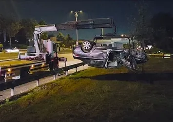 Kontrolden çıkan araç bariyerlere çarpıp takla attı: Ölü ve yaralılar var