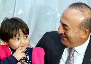 Bakan Çavuşoğlu'dan minik Özge'ye ziyaret