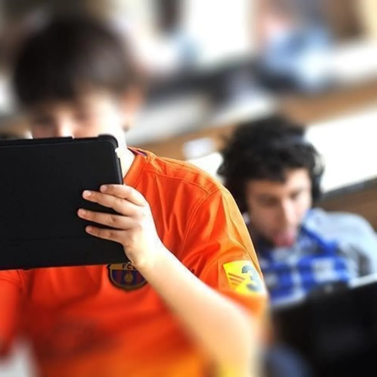 Polonya'dan okullarda telefon yasağına onay! Dijital dünyaya karşı sınıf kalkanı