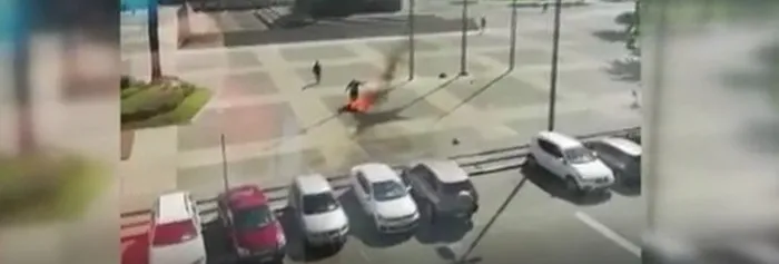 Uruguay Devlet Başkanlığı binası önünde korkunç olay! Kendisini böyle ateşe verdi