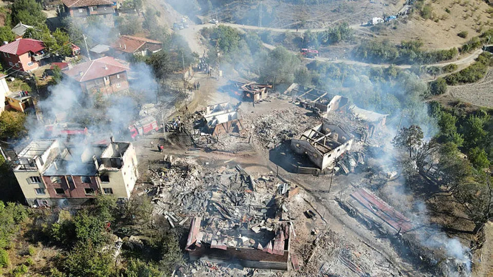 Kastamonu'da yangın faciası! 10 ev küle döndü! İşte yürek yakan görüntüler
