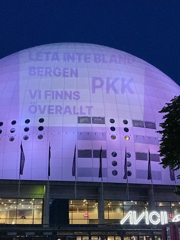 1655408251937.jpg Bebek katili Öcalan'ın resmi ve PKK paçavrasını sembol binalara yansıttılar! İsveç'ten Türkiye'ye büyük provokasyon - 4