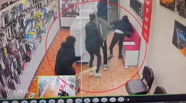 is-yerine-giren-5-kisiden-sopali-saldiri-saldiri-ani-guvenlik-kamerasina-yansidi-1712074622030.jpg İş yerine giren 5 kişiden sopalı saldırı! Saldırı anı güvenlik kamerasına yansıdı - 2
