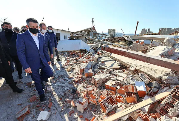 Bakan Bekir Pakdemirli, hortum, fırtına ve doludan zarar gören Çeşme ve Urla'daki bilançoyu açıkladı - 2