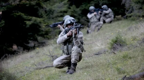 pkk-erimeye-devam-ediyor-4-terorist-daha-teslim-oldu-1620226705902.jpg PKK erimeye devam ediyor! 4 terörist daha teslim oldu - 2