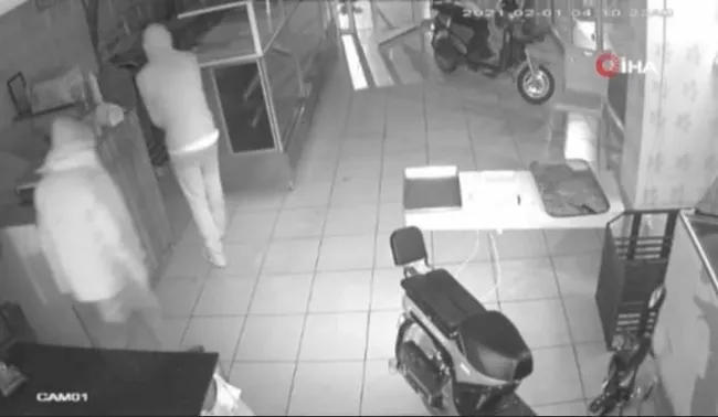 Osmaniye'de hırsız gözüne kestirdiği tost makinesini montuna saklayıp çaldı - 2