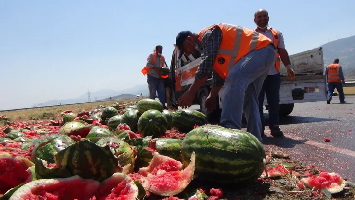 kara-yolu-karpuz-tarlasina-dondu-3-ton-urun-zarar-gordu-1594216914421.jpg Kara yolu karpuz tarlasına döndü! 3 ton ürün zarar gördü - 1