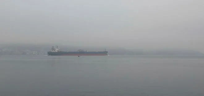 Sis nedeniyle transit gemilere kapatılan Çanakkale Boğazı'nda ulaşım yeniden başladı