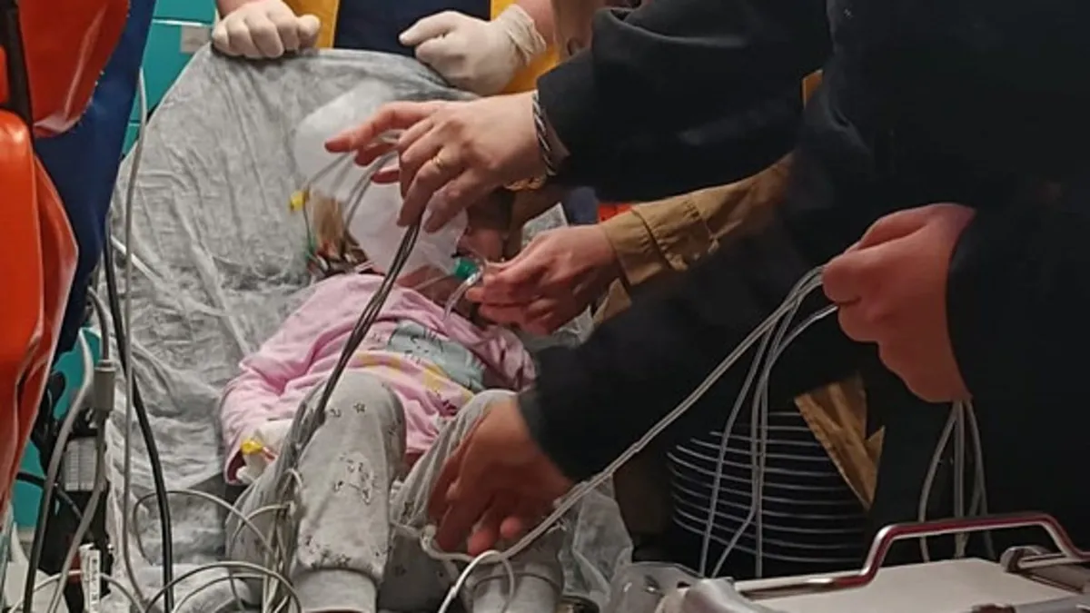Ambulans uçak minik Alya için havalandı