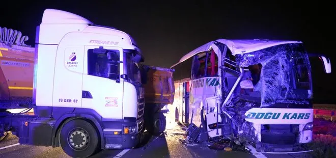 Anadolu Otoyolu’nda feci kaza! Tır ile yolcu otobüsü birbirine girdi: 18 kişi yaralandı