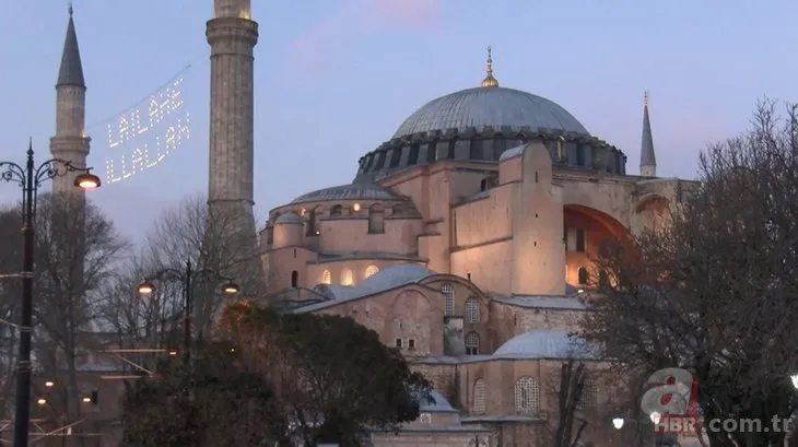 Ramazan heyecanla karşılandı! İstanbullular ilk iftar için Ayasofya’nın gölgesine koştu