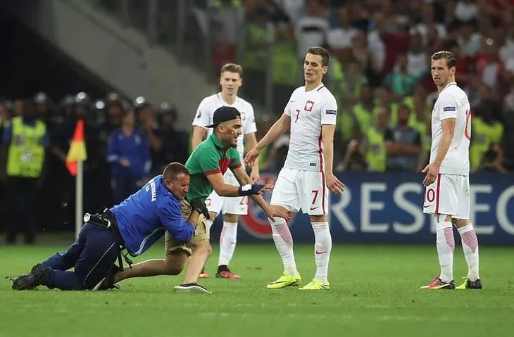 Polonya - Portekiz maçında sahaya taraftar girdi!