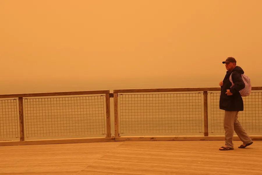 hava-kalitesi-dusuyor-yagis-geliyor-toz-tasinimi-sonrasi-siddetli-saganak-1776230040028.jpg Uzmanlar, solunum rahatsızlığı olanları toz taşınımına karşı uyardı. (Fotoğraf: AA)