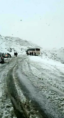 Isparta'da kayan yolcu otobüsü uçurumun kenarında durdu - 2