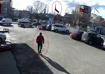 Rüzgârda dolanan bayrağı düzeltmek için 15 metrelik direğe tırmandı