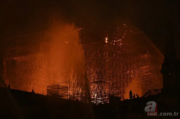 Dünya Notre Dame Katedrali'ndeki yangını konuşuyor!
