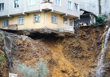 Beyoğlu'nda korkutan görüntü! 4 katlı bina...