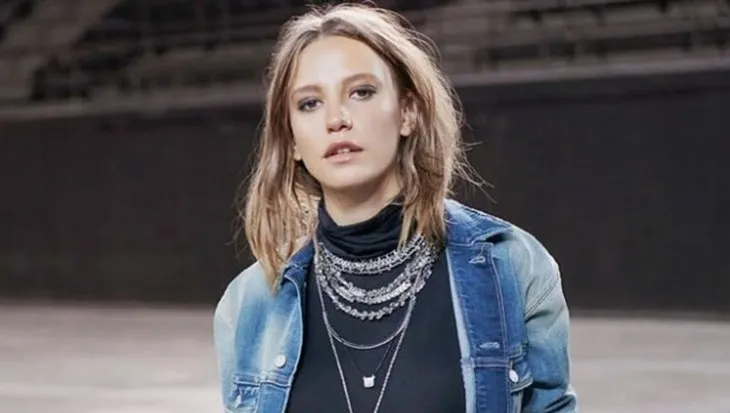 Serenay Sarıkaya’nın o pozu ortaya çıktı! Ünlülerin ünlü olmadan önceki halleri şaşkına çevirdi