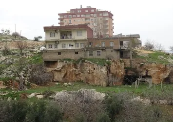 Mağaranın üstüne 3 katlı ev yaptılar: Kümes ve kiler olarak kullanıyoruz