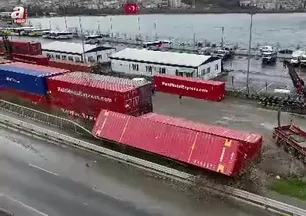 Küçükçekmece 'de şiddetli rüzgar eski gümrük sahasında konteynırları devirdi