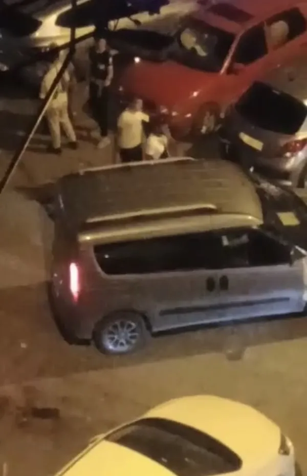 bursada-otopark-kavgasi-mahalleli-sokaga-dokuldu-1663827804331.jpg Bursa’da otopark kavgası! Mahalleli sokağa döküldü - 3