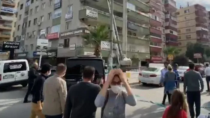 Son dakika: Yıkım bölgesinde büyük panik! Bina sakinleri apartmana girdi: Çatırdama sesiyle büyük panik yaşandı - 1