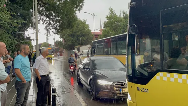 iett-otobusu-ve-otomobil-surucusu-arasinda-yol-verme-meselesi-trafigi-birbirine-kattilar-1660560405924.jpg İETT otobüsü ve otomobil sürücüsü arasında yol verme meselesi! Trafiği birbirine kattılar - 1