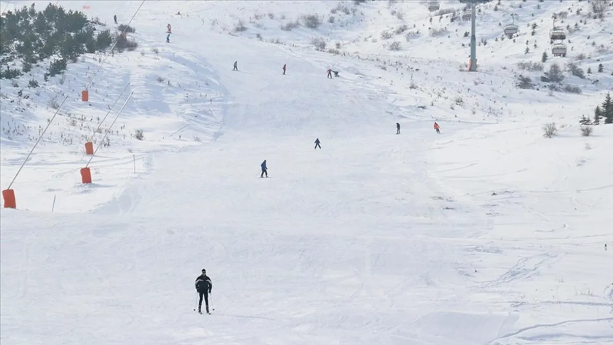 Yıldız Dağı'nda kayak sezonu meşalelerle açıldı