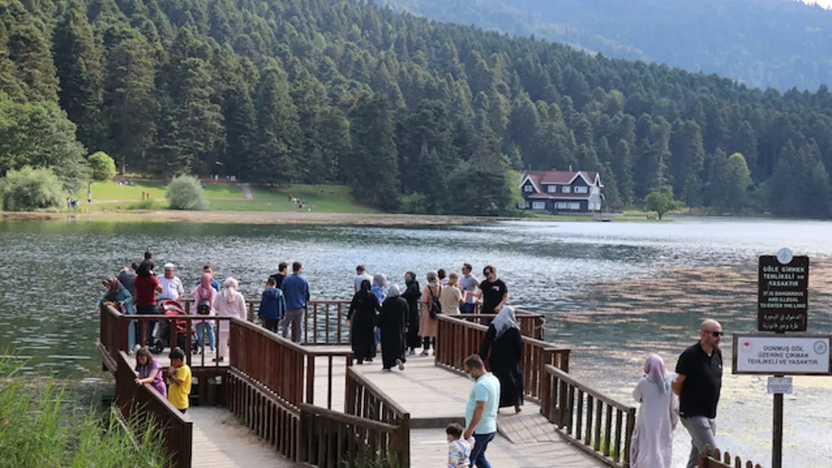 Gölcük Tabiat Parkı'nda bayram tatili yoğunluğu