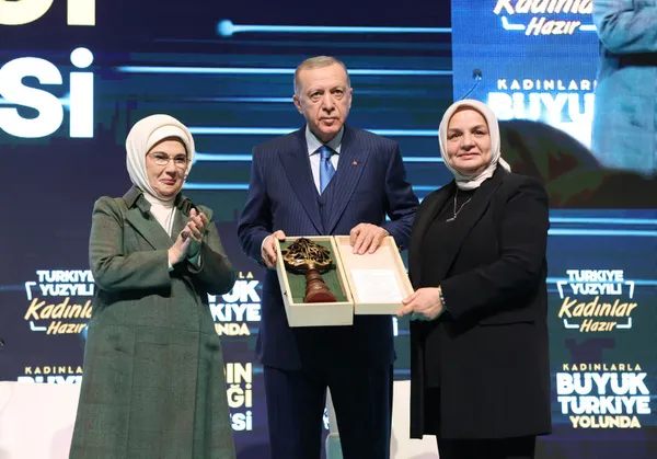 Son dakika: Başkan Erdoğan’dan Kadın Emeği Zirvesi’nde önemli açıklamalar | Çocuk istismarı üzerinden siyaset yapan Kılıçdaroğlu’na sert çıktı