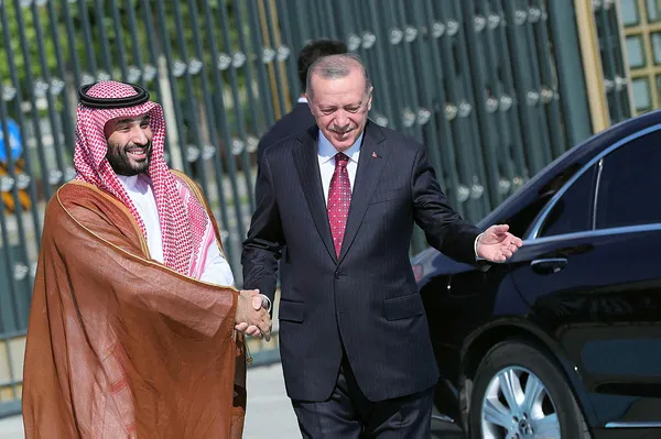 son-dakika-suudi-arabistandan-iade-i-ziyaret-veliaht-prens-selman-turkiyede-baskan-erdogan-resmi-torenle-karsi-1655920472034.jpg Son dakika: Suudi Arabistan'dan iade-i ziyaret: Veliaht Prens Selman Türkiye'de! Başkan Erdoğan resmi törenle karşıladı - 4