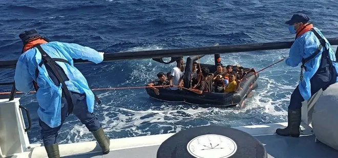 Son dakika: İzmir açıklarında Türk kara sularına itilen 61 sığınmacı kurtarıldı
