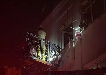 Beyoğlu'nda can pazarı! 4 kişi yangında mahsur kaldı