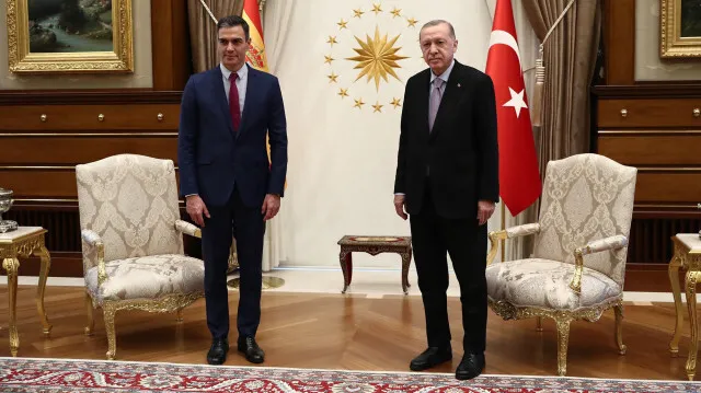 baskan-erdogandan-kritik-gazze-diplomasisi-ispanya-basbakani-pedro-sanchez-ile-gorustu-1716830896570.jpg Başkan Erdoğan'dan kritik Gazze diplomasisi! İspanya Başbakanı Pedro Sanchez ile görüştü - 4