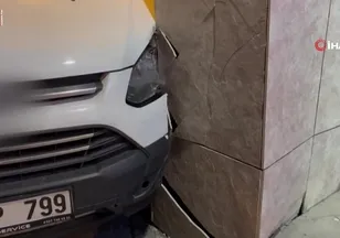 El freni boşalan minibüs duvara çarptı