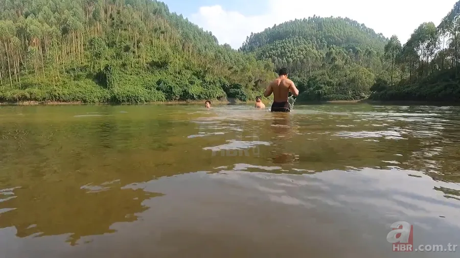 Dev anakonda yılanı nehirde yüzen gençlere saldırdı! Korku dolu anlar görüntülendi 6