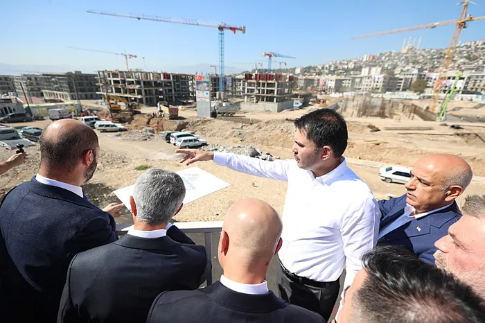 konut-ve-is-yerlerinin-tamaminin-yapimina-baslandi-452-bin-983-hane-yil-sonunda-hazir-1738584810518.jpg ırsal kesimde inşa edilen yeni köy evleri, geleneksel mimariye uygun şekilde yapılıyor. (AA)