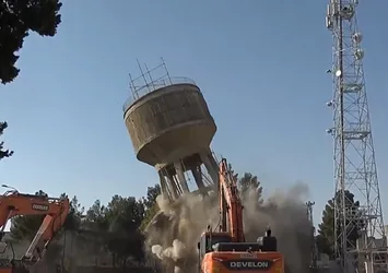 Şanlıurfa'da evlenmek ya da iş isteyenlerin çıktığı yarım asırlık su kulesi yıkıldı