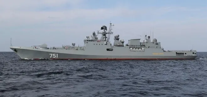 Rus donanmasına ait savaş gemisi İstanbul Boğazı’ndan geçti