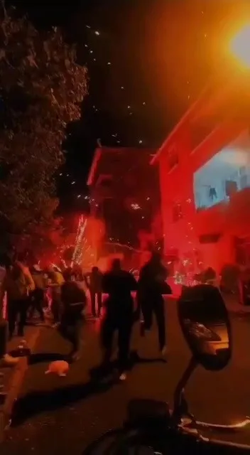 dugunde-bomba-gibi-patlayan-havai-fisek-dehset-sacti-davetliler-nereye-kacacagini-sasirdi-1631523506374.jpg Düğünde bomba gibi patlayan havai fişek dehşet saçtı! Davetliler nereye kaçacağını şaşırdı - 3