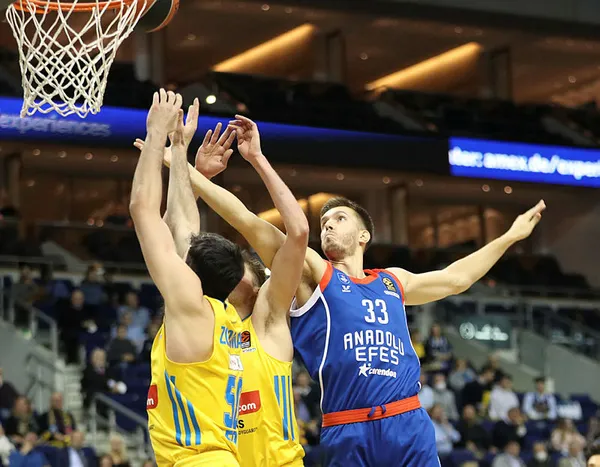 Son dakika: Anadolu Efes, Alba Berlin’i 90-63 mağlup etti