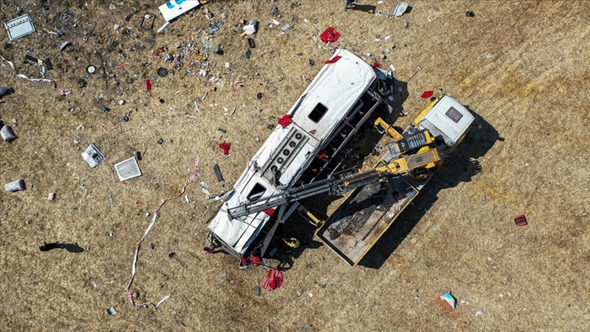 Kolombiya'da katliam gibi kaza! 20 metrelik uçuruma yuvarlandı: 16 ölü