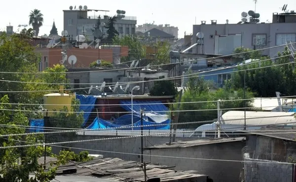 tarsustaki-mahalle-sakinleri-gundem-olan-gizemli-evin-son-halini-gozler-onune-serdi-iste-harabeye-donen-kirimi-1668000941921.jpg Tarsus’taki mahalle sakinleri gündem olan gizemli evin son halini gözler önüne serdi! İşte harabeye dönen ‘Kırımızı ev’ - 8