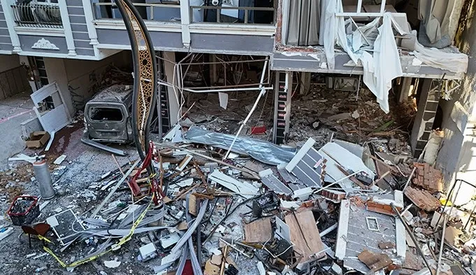 izmirde-5-kisinin-oldugu-patlamada-gelisme-lokanta-sahibi-adliyeye-sevk-edildi-1719849164336.jpg İzmir'de 5 kişinin öldüğü patlamada gelişme! Lokanta sahibi ve tüpü değiştiren kişi tutuklandı | İfadeleri ortaya çıktı