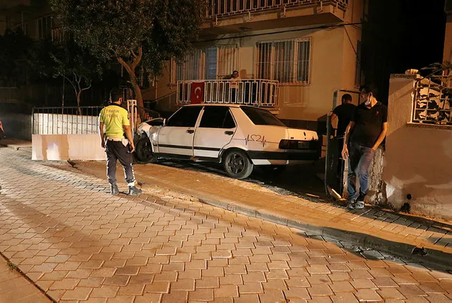 denizlide-otomobiliyle-bahce-duvarina-carpan-surucu-yaya-olarak-kacti-1625723421397.jpg Denizli'de otomobiliyle bahçe duvarına çarpan sürücü yaya olarak kaçtı - 1