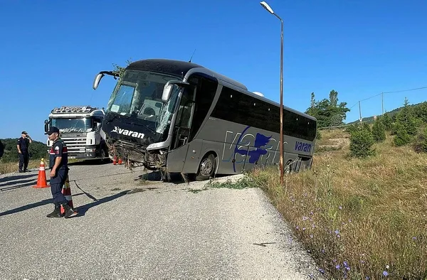 1690264097177.jpeg Bolu'da kontrolden çıkan yolcu otobüsü devrildi! Çok sayıda yaralı var - 1