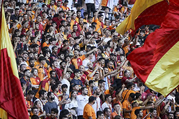 Galatasaray’da yıldızlar geçidi! İmza töreninde taraftarlar stadyumu doldurdu