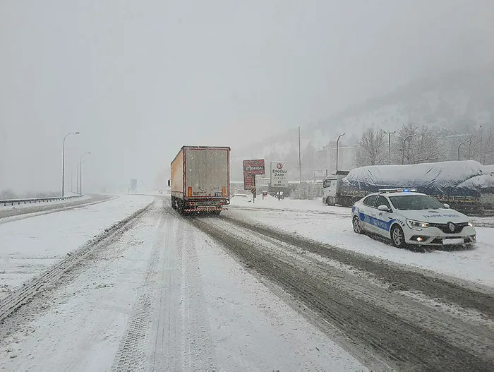 son-dakika-ankara-adana-kara-yolunda-kar-ve-tipi-engeli-trafige-kapatildi-1643122013977.jpg