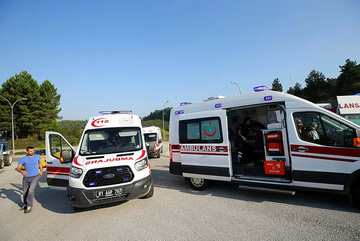 Düzce'de işçileri taşıyan traktör devrildi: 14 kişi... - 1
